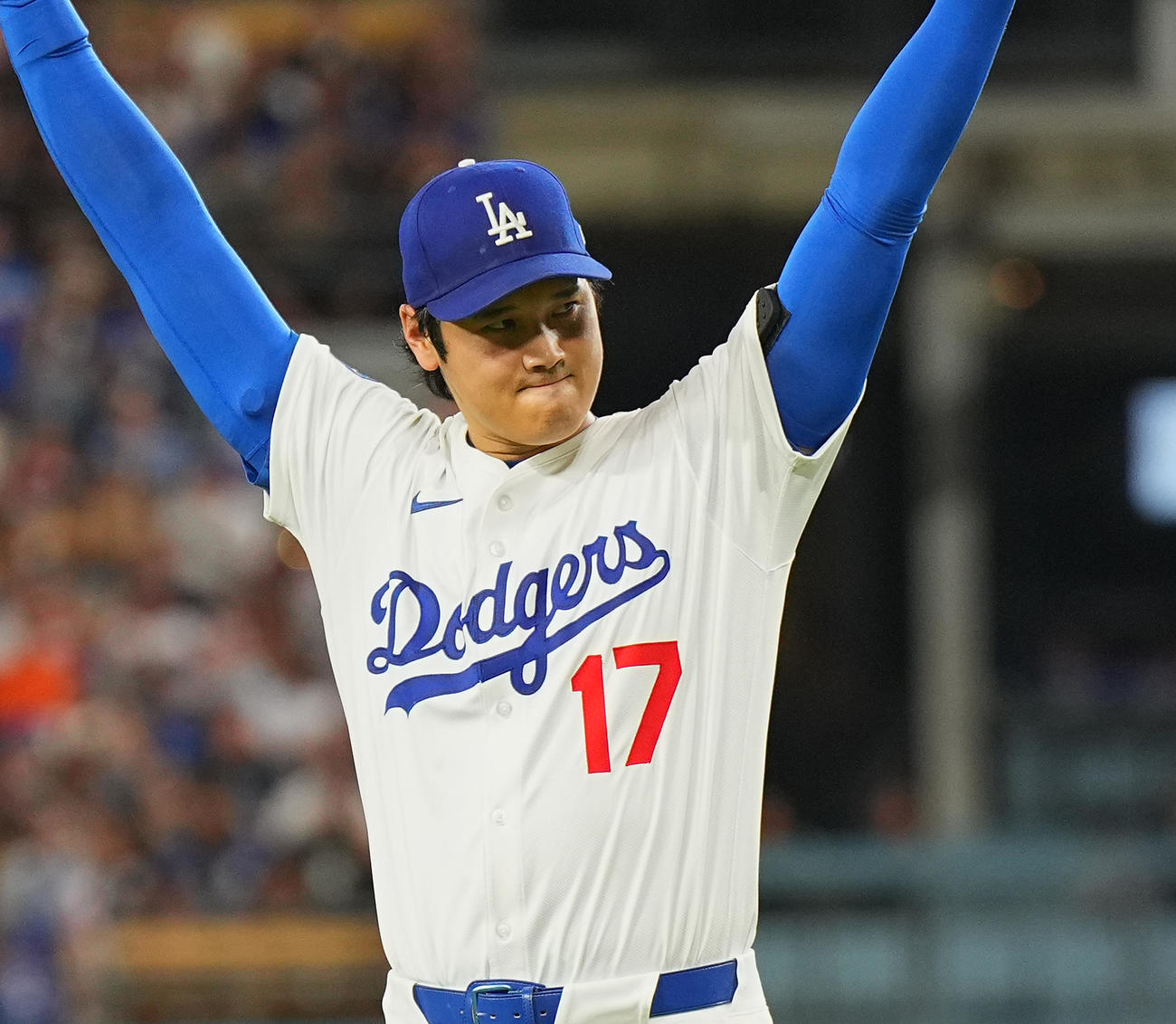 ドジャース対フィリーズ　5回表フィリーズ1死、ケプラーの左飛をコールが好捕し、万歳する大谷（撮影・菅敏）
