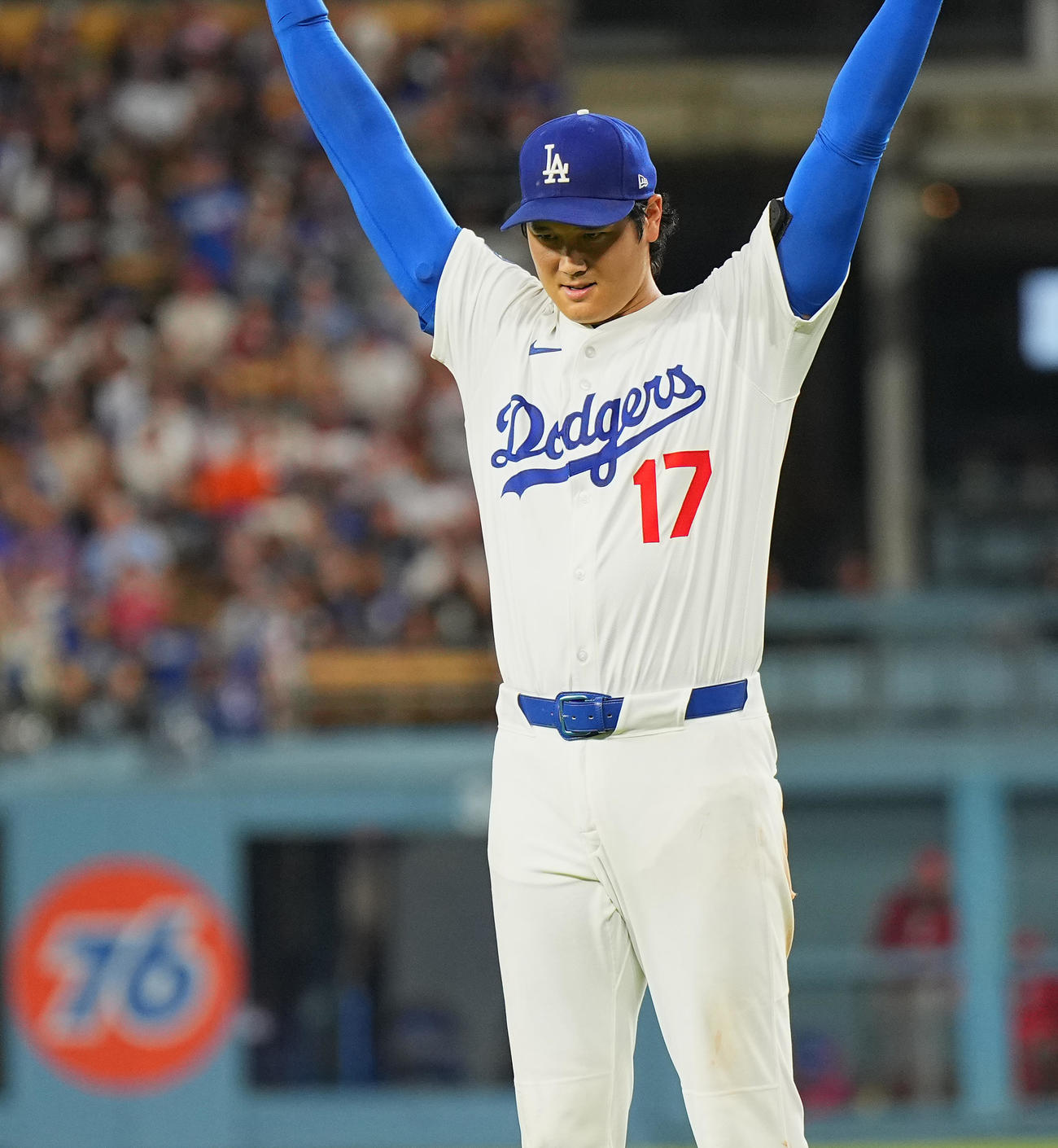 ドジャース対フィリーズ　5回表フィリーズ1死、ケプラーの左飛をコールが好捕し、万歳する大谷（撮影・菅敏）