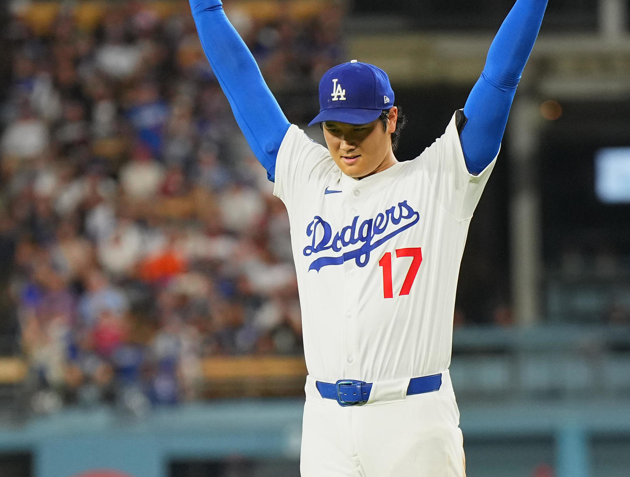 ドジャース対フィリーズ　5回表フィリーズ1死、ケプラーの左飛をコールが好捕し、万歳する大谷（撮影・菅敏）