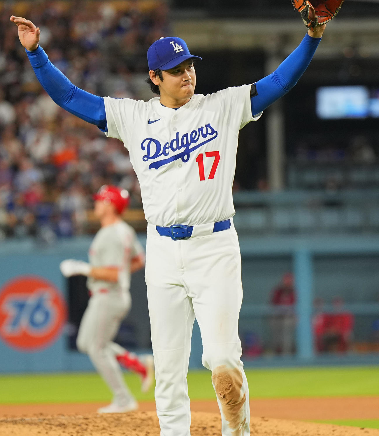 ドジャース対フィリーズ　5回表フィリーズ1死、ケプラーの左飛をコールが好捕し、万歳する大谷（撮影・菅敏）