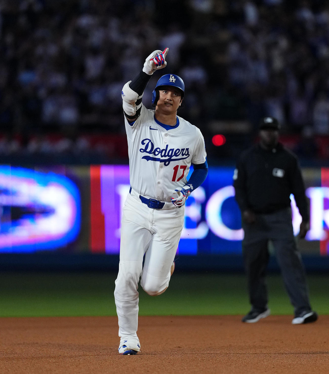 ドジャース対フィリーズ　8回裏ドジャース無死、右越えに50号ソロ本塁打を放ち、ダイヤモンドを回る大谷（撮影・菅敏）