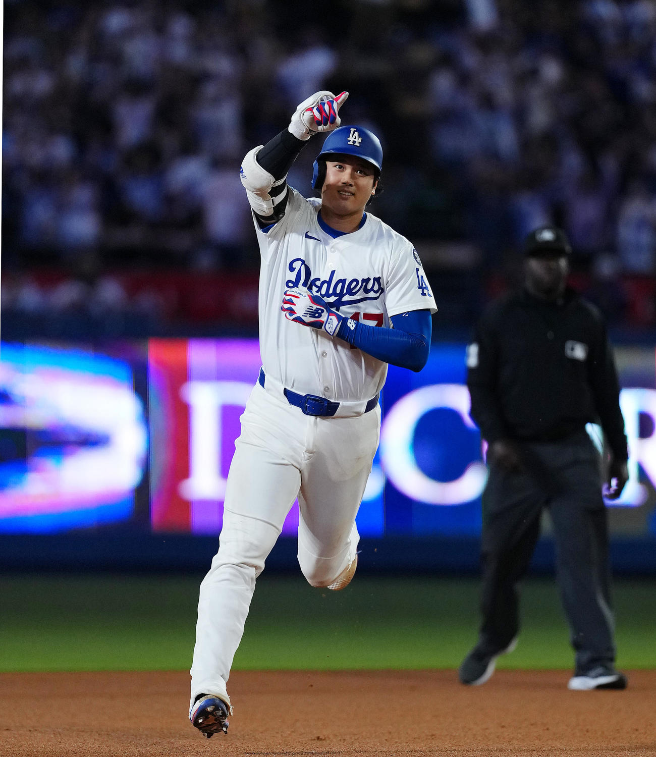 ドジャース対フィリーズ　8回裏ドジャース無死、右越えに50号ソロ本塁打を放ち、ダイヤモンドを回る大谷（撮影・菅敏）