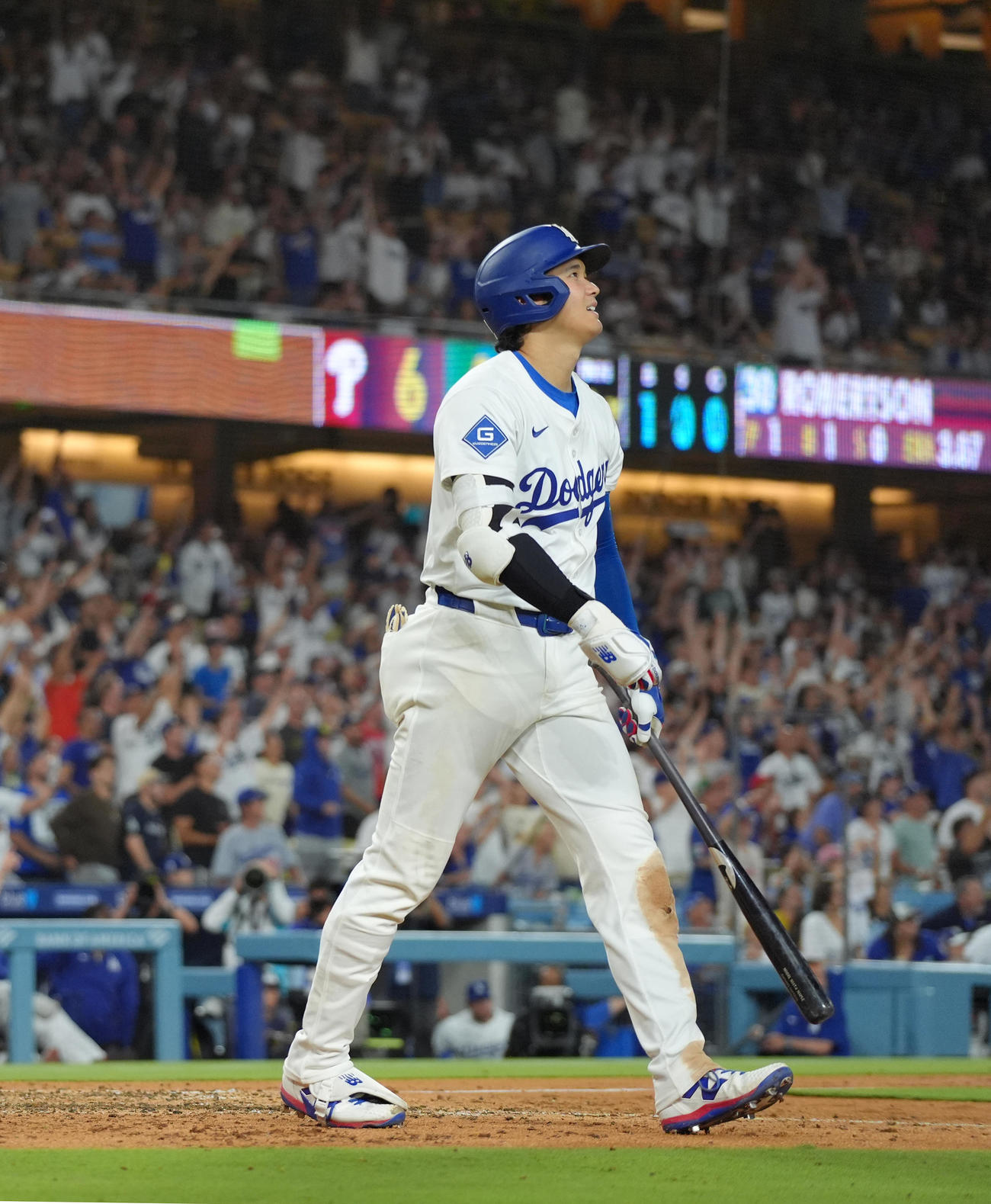 ドジャース対フィリーズ　8回裏ドジャース無死、右越えに50号ソロ本塁打を放つ大谷（撮影・菅敏）
