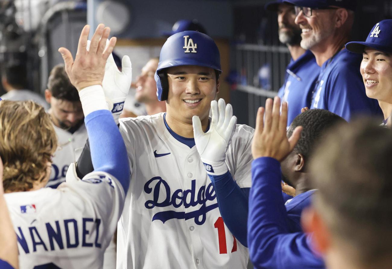フィリーズ戦の8回、本塁打を放ちチームメートに迎えられるドジャース大谷（共同）