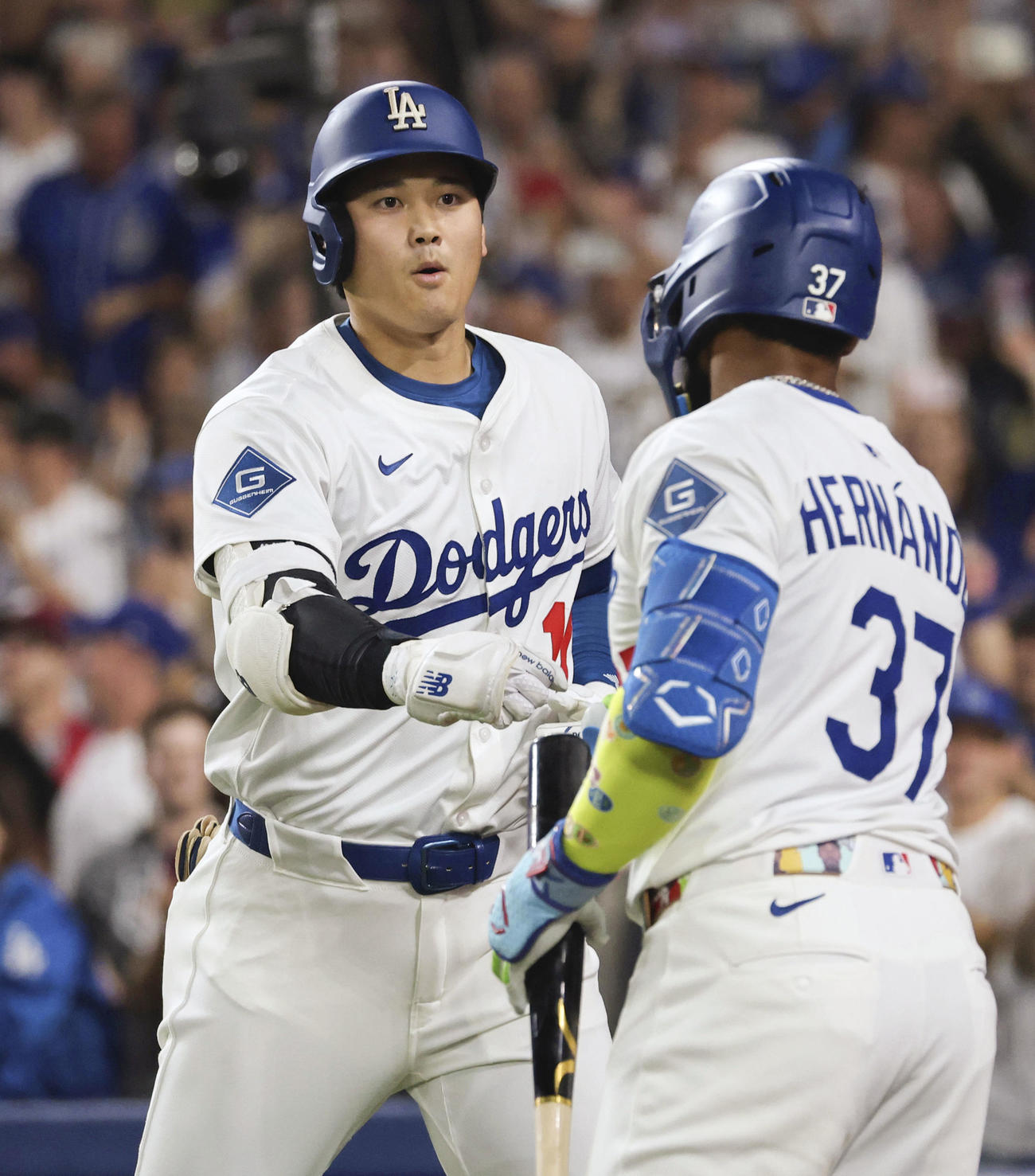 フィリーズ戦の8回、51号ソロを放ちT・ヘルナンデスとタッチを交わすドジャース大谷（共同）