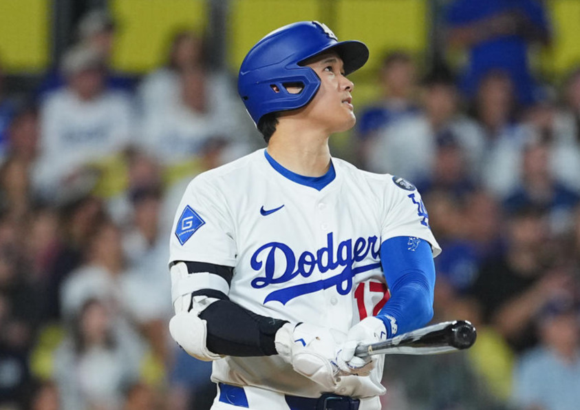 ドジャース対フィリーズ　8回裏ドジャース無死、51号ソロ本塁打を放つ大谷（撮影・菅敏）