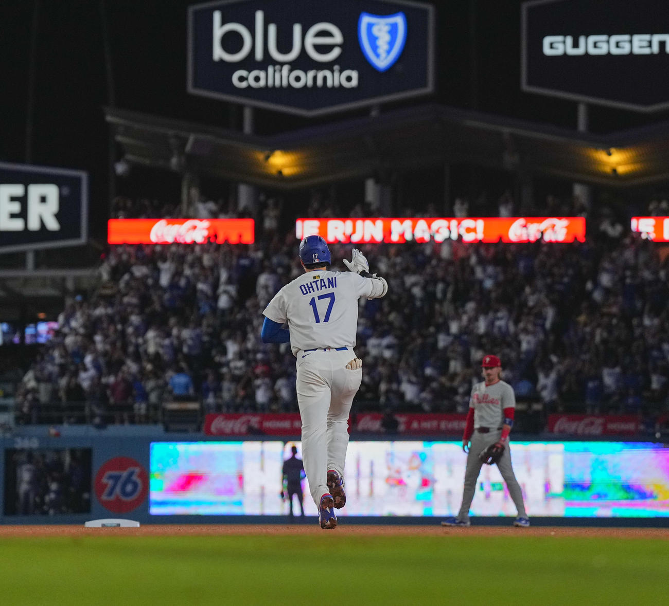 ドジャース対フィリーズ　8回裏ドジャース無死、51号ソロ本塁打を放ち、ダイヤモンドを回る大谷（撮影・菅敏）