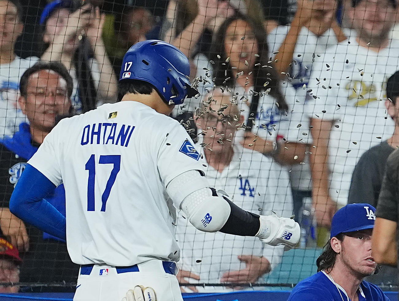ドジャース対フィリーズ　8回裏ドジャース無死、中越えに51号ソロ本塁打を放ち、ヒマワリの種を浴びる大谷（撮影・菅敏）