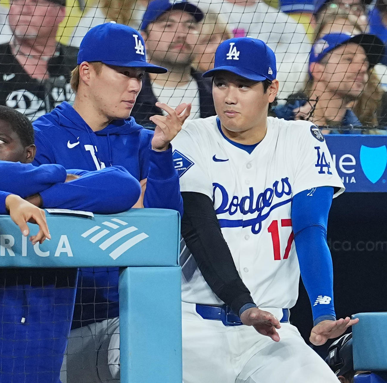 ドジャース対フィリーズ　9回、ベンチで山本由伸（左）と話す大谷（撮影・菅敏）