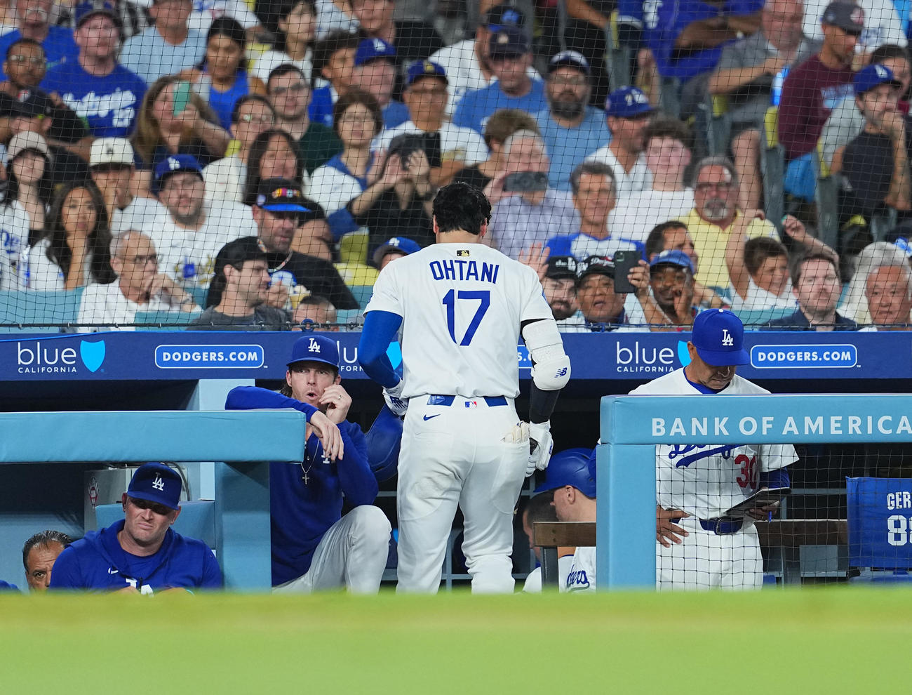 ドジャース対フィリーズ　5回裏ドジャース無死、見逃しの三振に倒れ、ベンチに戻る大谷。右はロバーツ監督（撮影・菅敏）