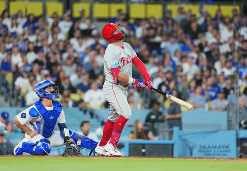 ドジャース対フィリーズ　6回表フィリーズ2死、右飛に倒れるシュワバー（撮影・菅敏）