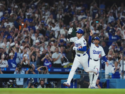 ドジャース対フィリーズ　8回裏ドジャース無死、中越えに51号ソロ本塁打を放ち、ダイヤモンドを回る大谷（撮影・菅敏）