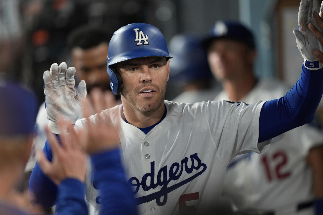 フィリーズ戦２回に先制ソロ本塁打を放ってベンチに戻ったドジャースのフリーマン（AP)
