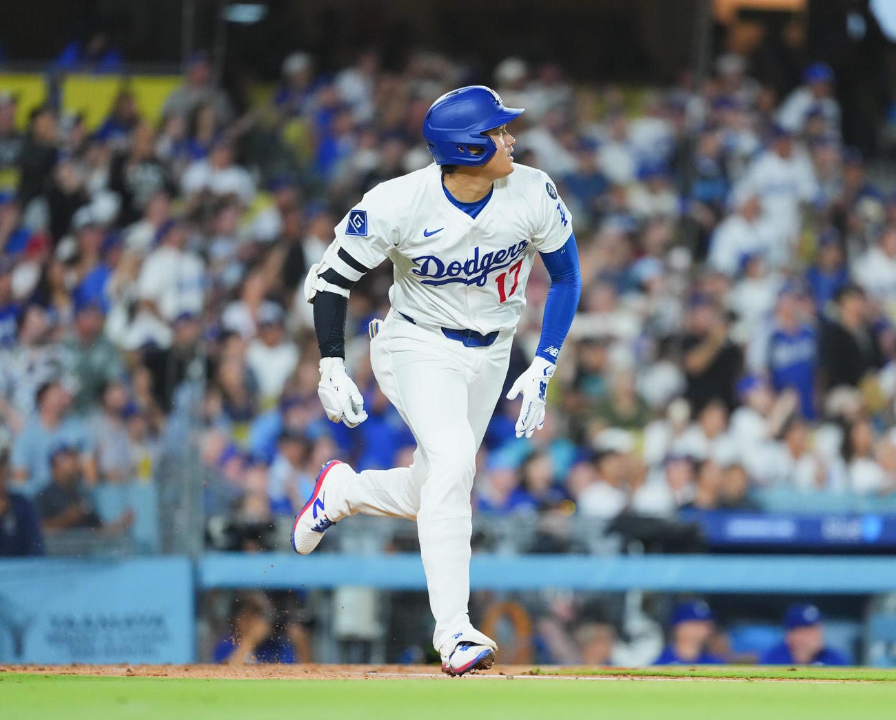 ドジャース対フィリーズ　2回裏ドジャース2死一、三塁、左直に倒れる大谷（撮影・菅敏）