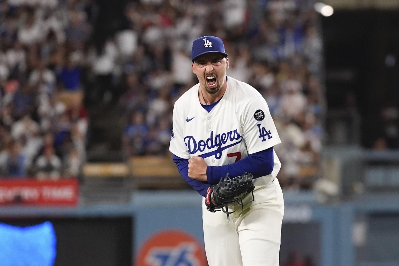フィリーズ戦の7回、志願の続投後、オット・ケンプを三振に打ち取り雄たけびを上げるドジャース先発のスネル（AP）
