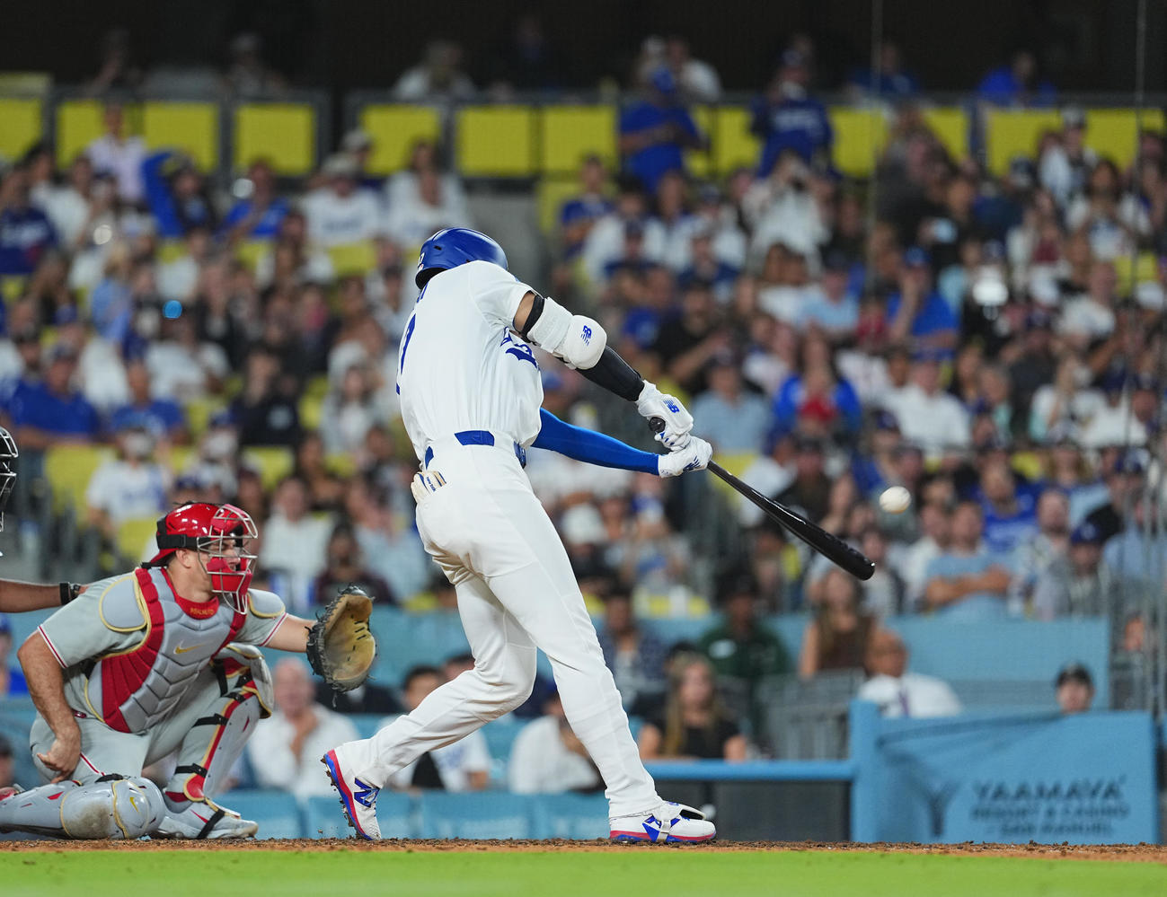 ドジャース対フィリーズ　8回裏ドジャース無死、51号ソロ本塁打を放つ大谷（撮影・菅敏）
