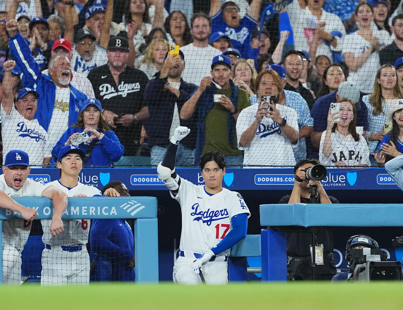 ドジャース対フィリーズ　7回表フィリーズ2死一、二塁、スネルがケンプを三振に仕留め、ベンチでガッツポーズを見せる大谷（撮影・菅敏）
