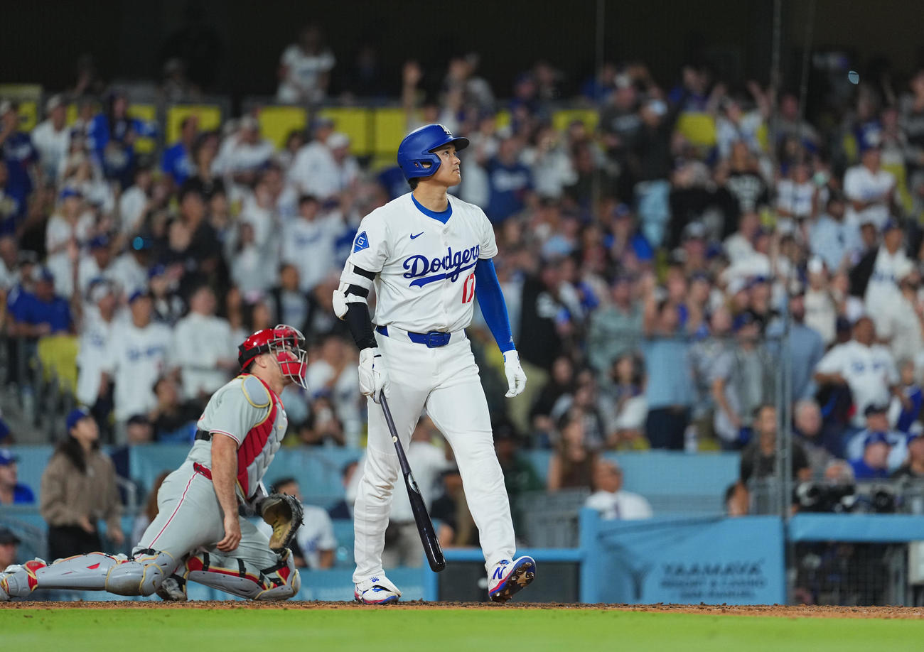 ドジャース対フィリーズ　8回裏ドジャース無死、51号ソロ本塁打を放つ大谷（撮影・菅敏）
