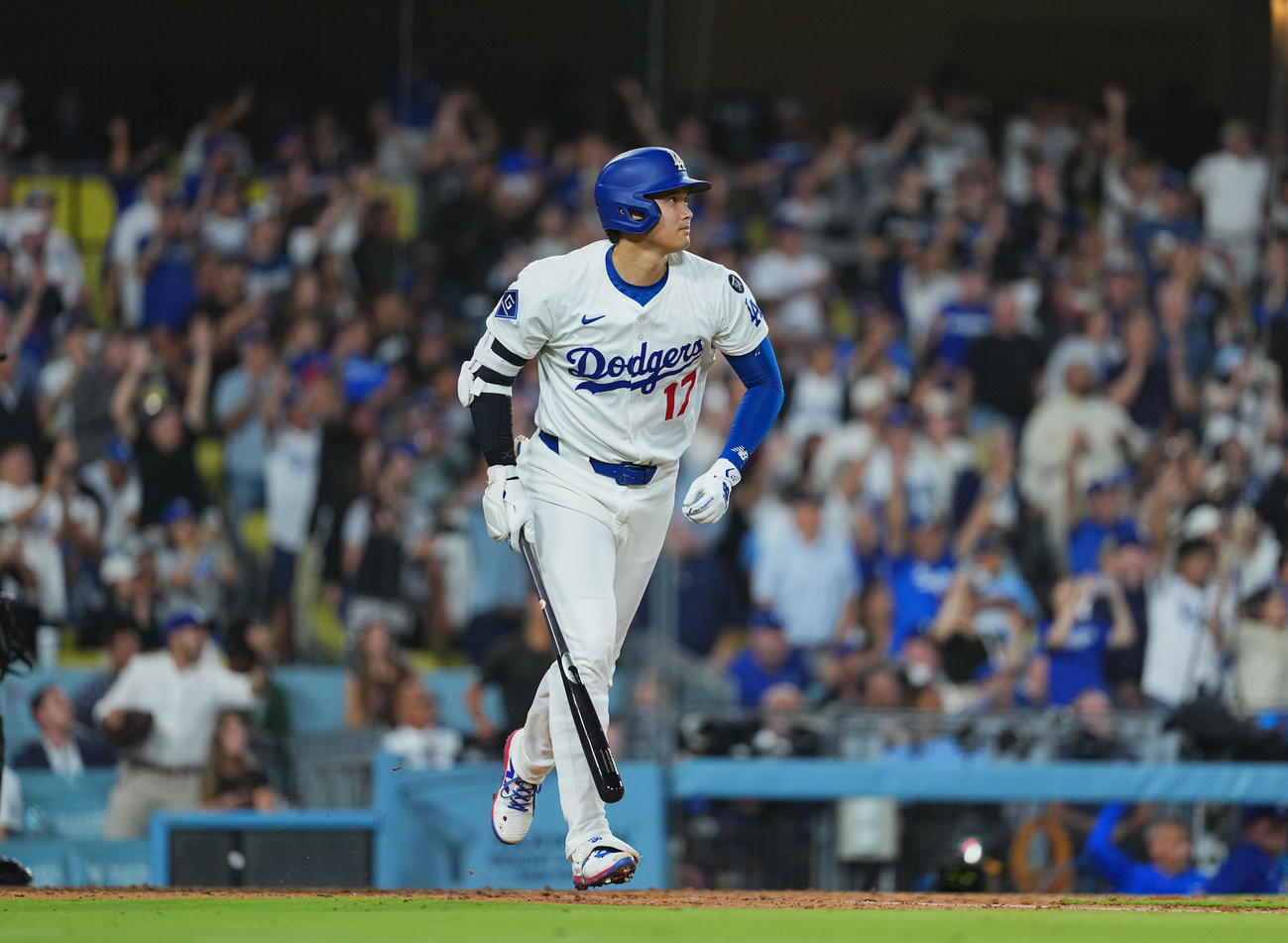 ドジャース対フィリーズ　8回裏ドジャース無死、51号ソロ本塁打を放つ大谷（撮影・菅敏）