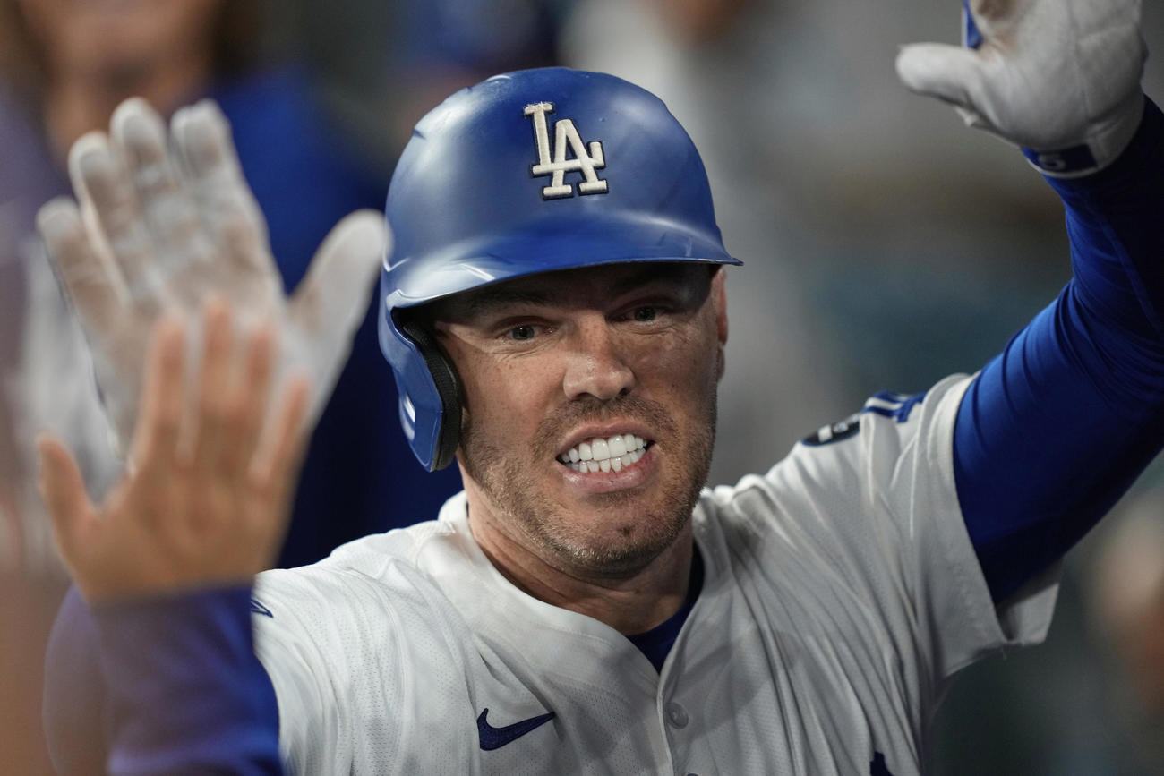 フィリーズ戦２回に先制ソロ本塁打を放ってベンチに戻ったドジャースのフリーマン（AP)