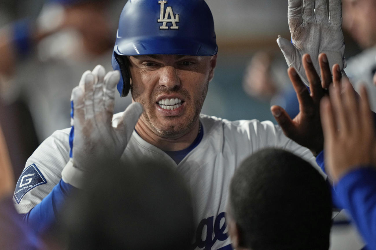 フィリーズ戦２回に先制ソロ本塁打を放ってベンチに戻ったドジャースのフリーマン（AP)