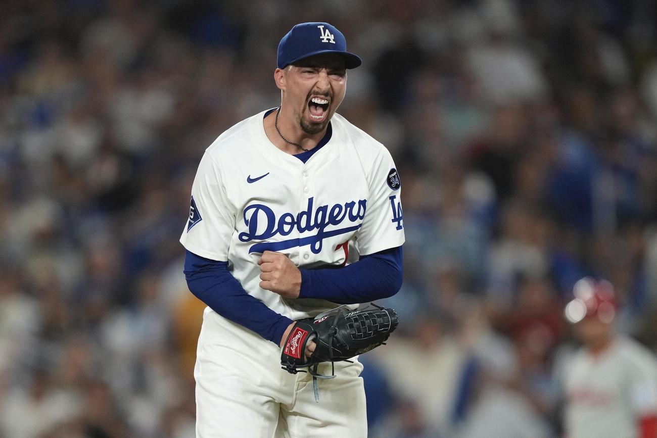 フィリーズ戦の7回、志願の続投後、オット・ケンプを三振に打ち取り雄たけびを上げるドジャース先発のスネル（AP）