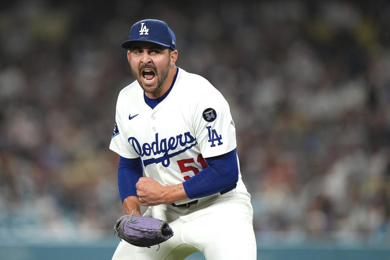 フィリーズ戦にリリーフ登板したベシア（AP)