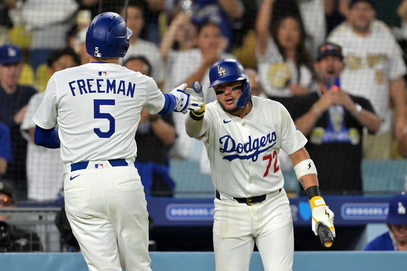 先制ソロ本塁打を放ったドジャースのフリーマン（左）はロハスから祝福された（ロイター）
