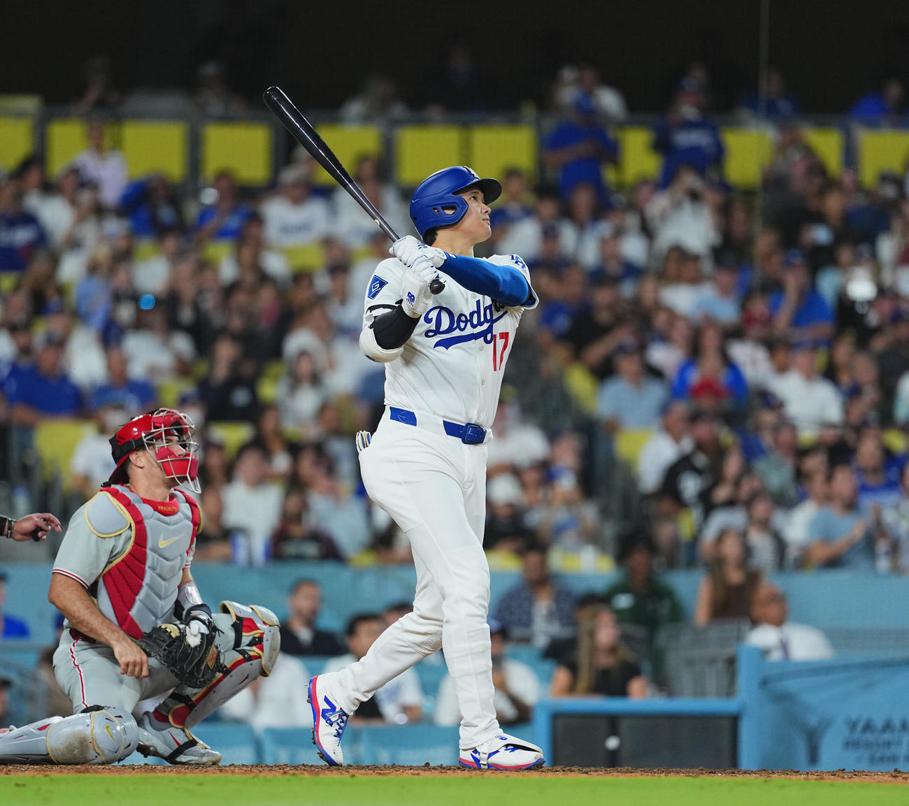 ドジャース対フィリーズ　8回裏ドジャース無死、51号ソロ本塁打を放つ大谷（撮影・菅敏）