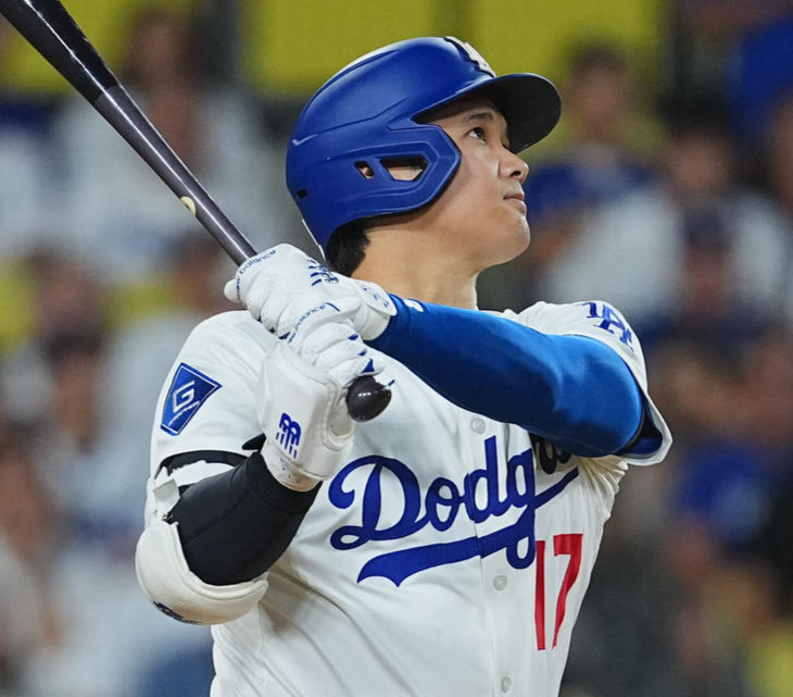 ドジャース対フィリーズ　8回裏ドジャース無死、51号ソロ本塁打を放つ大谷（撮影・菅敏）