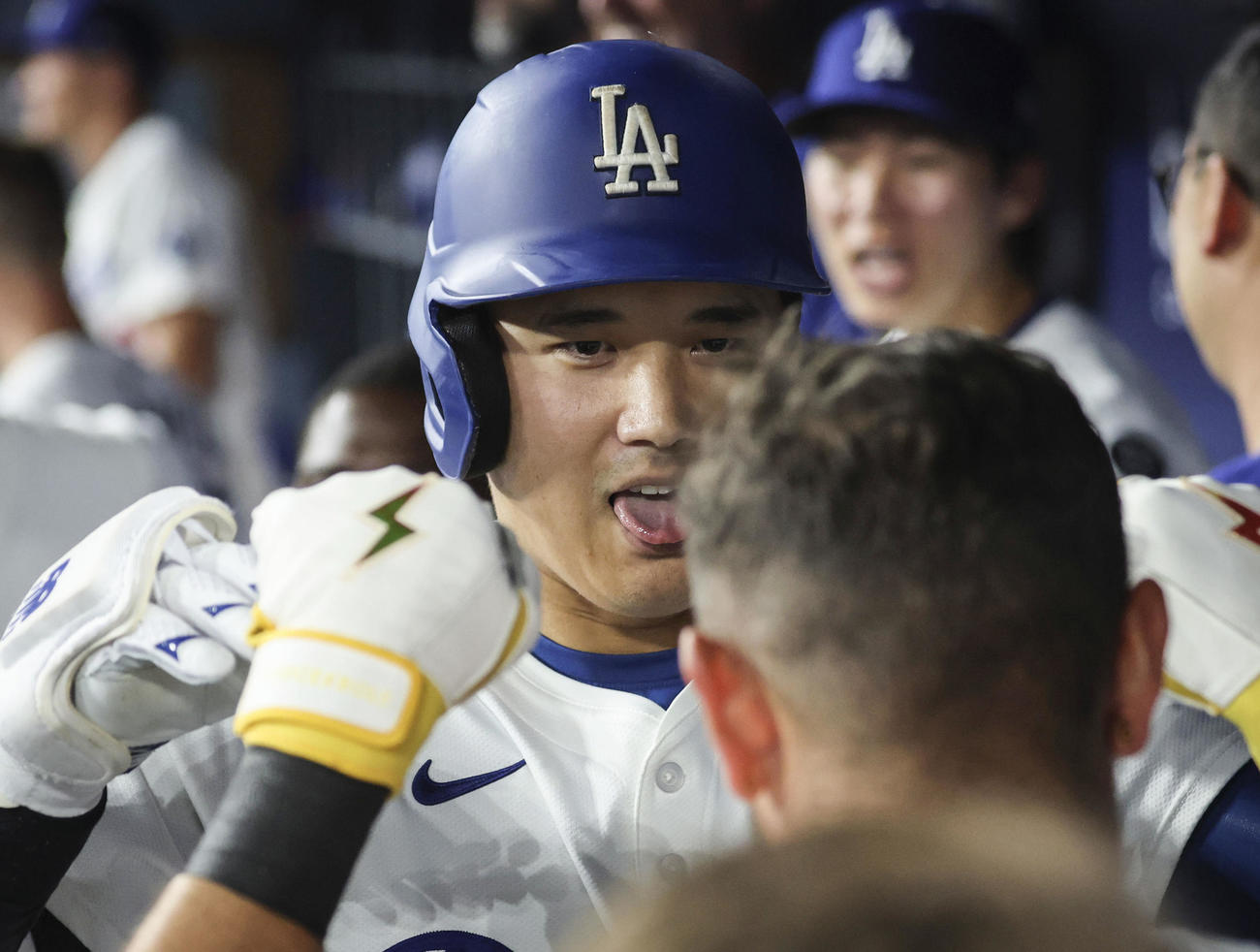 フィリーズ戦の8回、51号ソロを放ちロハスと「デコピンポーズ」をとるドジャース大谷（共同）