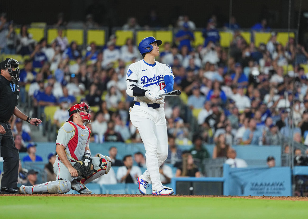 ドジャース対フィリーズ　8回裏ドジャース無死、51号ソロ本塁打を放つ大谷（撮影・菅敏）