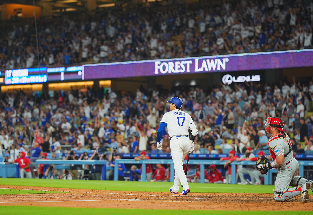 ドジャース対フィリーズ　8回裏ドジャース無死、中越えに51号ソロ本塁打を放つ大谷（撮影・菅敏）