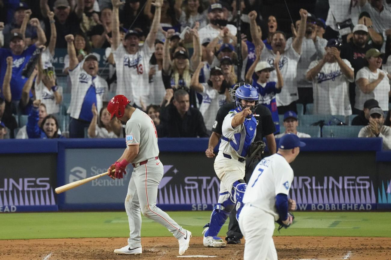ドジャースのスネル（手前）は７回に迎えたピンチを三振で切り抜けるとガッツポーズを見せた（AP)