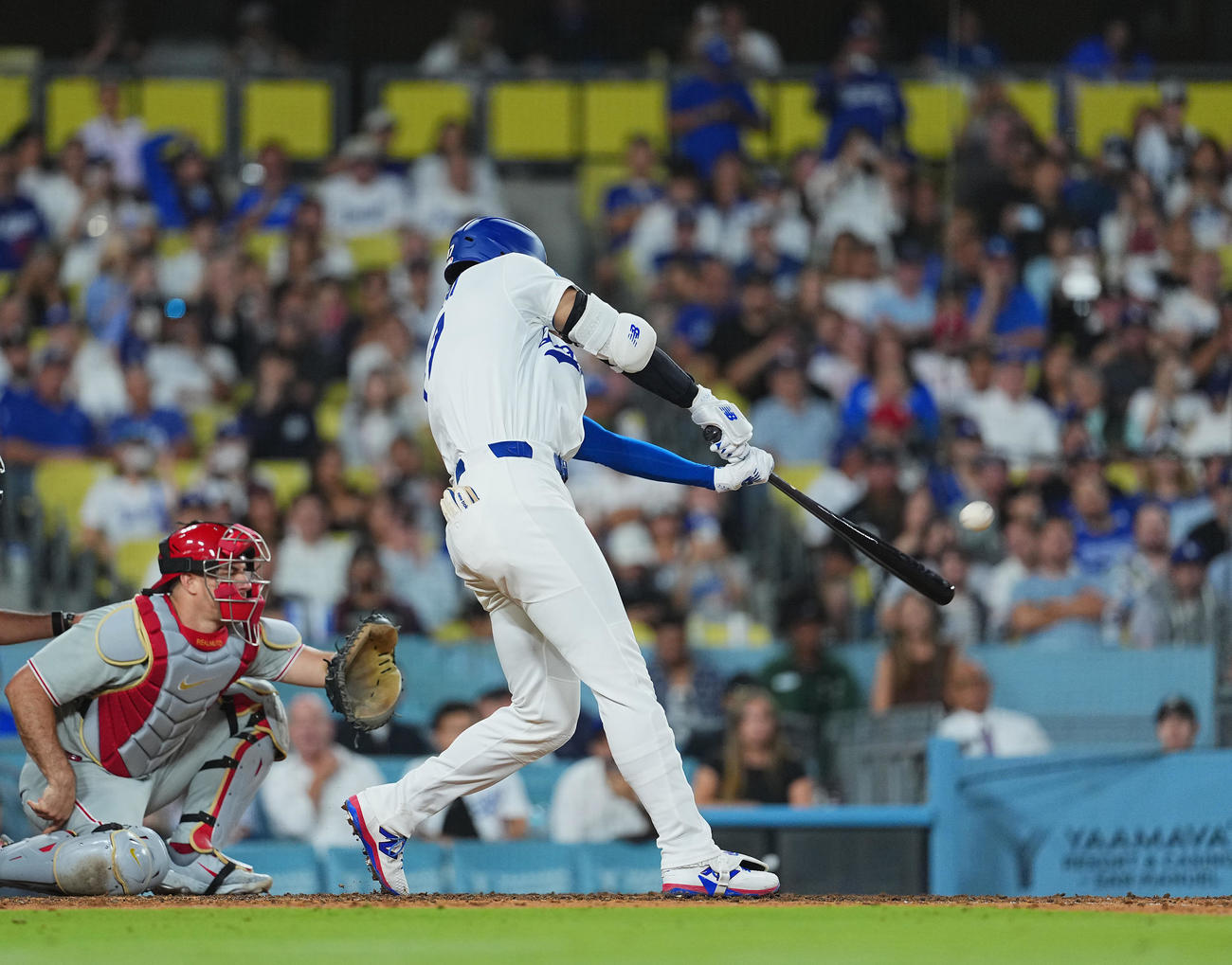 ドジャース対フィリーズ　8回裏ドジャース無死、中越えに51号ソロ本塁打を放つ大谷（撮影・菅敏）