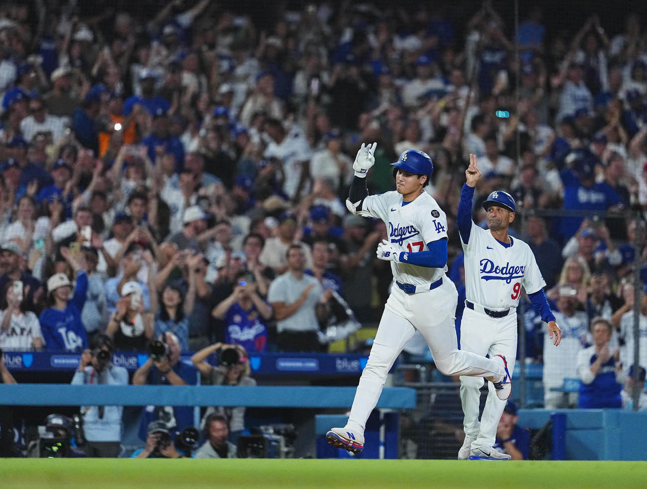 ドジャース対フィリーズ　8回裏ドジャース無死、中越えに51号ソロ本塁打を放ち、ダイヤモンドを回る大谷（撮影・菅敏）