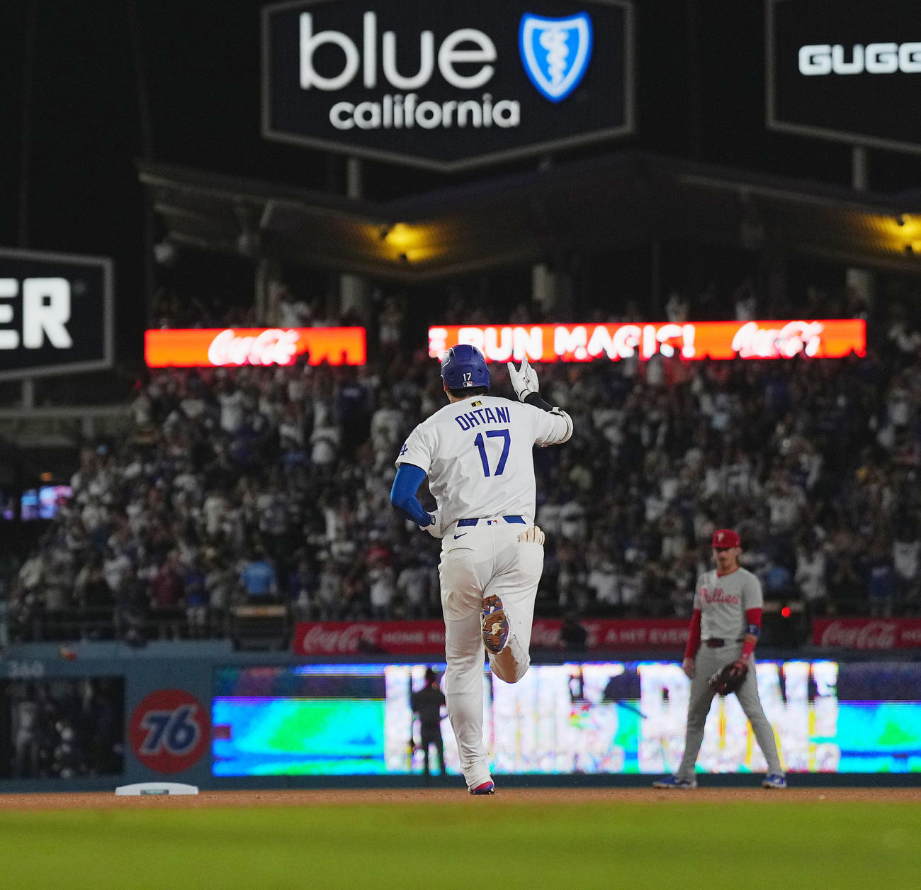 ドジャース対フィリーズ　8回裏ドジャース無死、中越えに51号ソロ本塁打を放ち、ダイヤモンドを回る大谷（撮影・菅敏）