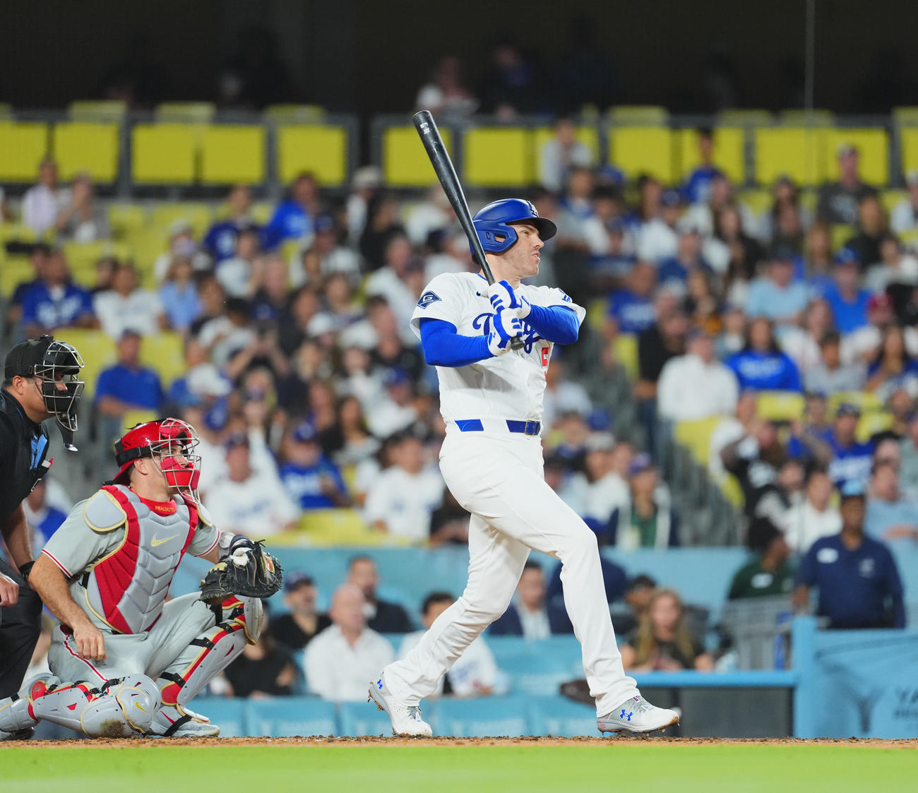 ドジャース対フィリーズ　2回裏ドジャース無死、中越えに先制のソロ本塁打を放つフリーマン（撮影・菅敏）