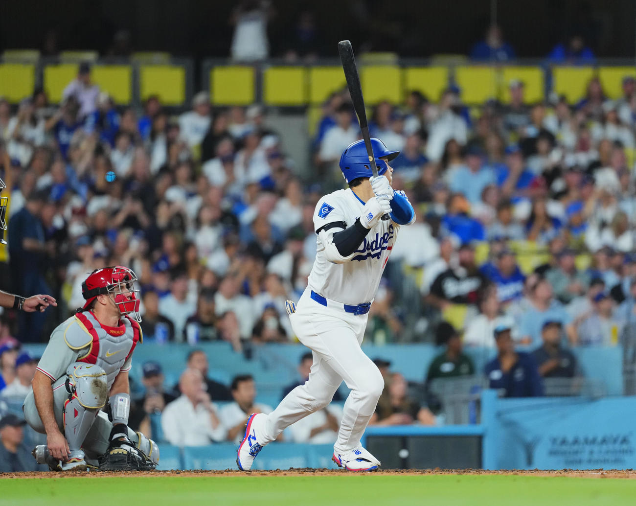 ドジャース対フィリーズ　2回裏ドジャース2死一、三塁、左直に倒れる大谷（撮影・菅敏）