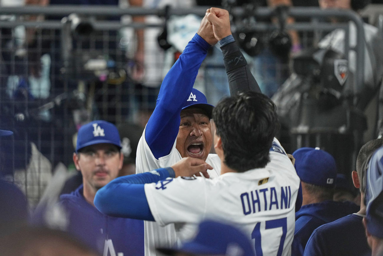 大谷翔平と明るくあいさつするロバーツ監督（AP）