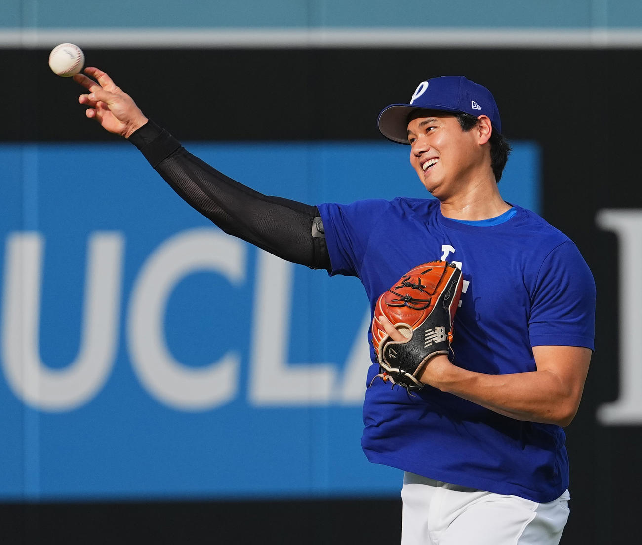 ドジャース対ジャイアンツ　試合前、笑顔で練習をするドジャース大谷（撮影・菅敏）