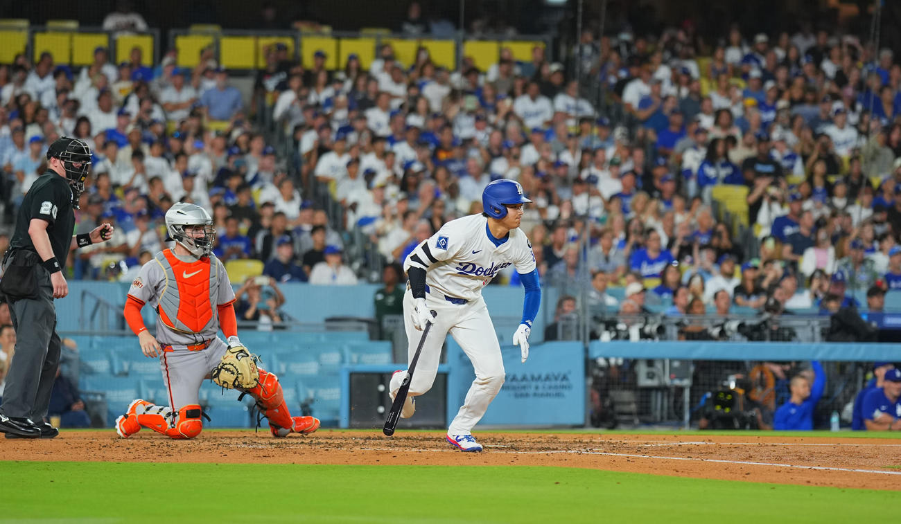 ドジャース対ジャイアンツ　3回裏ドジャース1死一塁、ニゴロに倒れる大谷（撮影・菅敏）