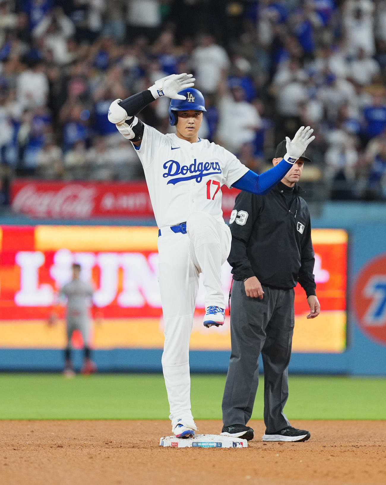 ドジャース対ジャイアンツ　6回裏ドジャース1死一塁、右二塁打を放ち、塁上でポーズをとる大谷（撮影・菅敏）