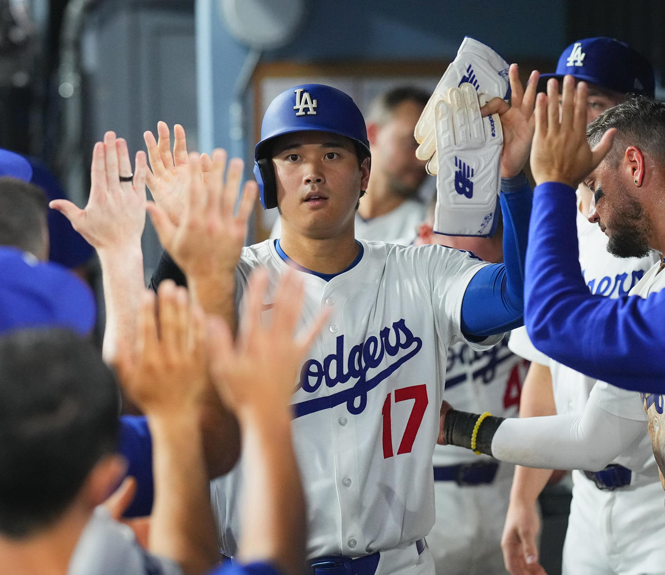 ドジャース対ジャイアンツ　6回裏ドジャース1死一、二塁、右二塁打を放ち、フリーマンの中適時打で二塁から生還し、ナインに迎えられる大谷（撮影・菅敏）