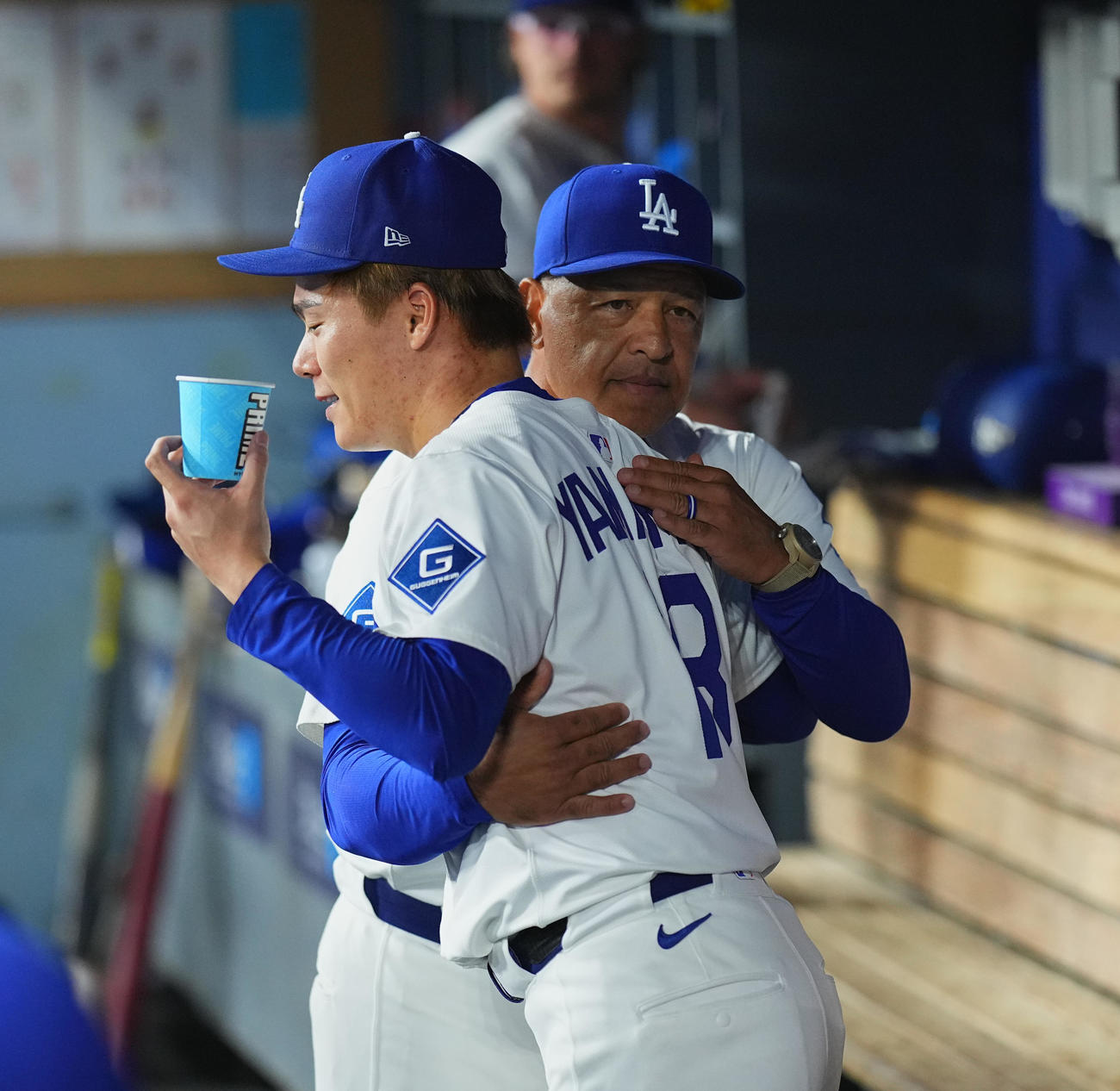 ドジャース対ジャイアンツ　6回途中、1安打無失点で降板し、ロバーツ監督（右）にハグされる山本（撮影・菅敏）