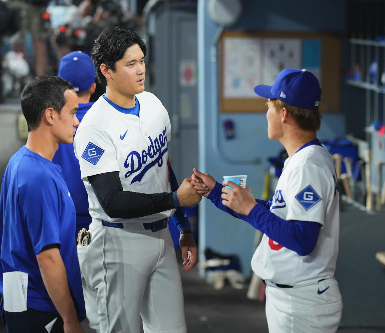 ドジャース対ジャイアンツ　6回途中、1安打無失点で降板した山本（右）をタッチで迎える大谷（撮影・菅敏）