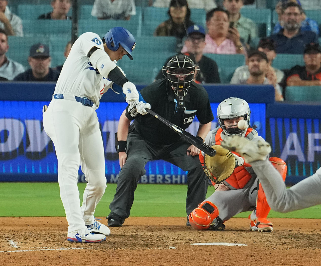 ドジャース対ジャイアンツ　8回裏ドジャース1死、中二塁打を放つ大谷（撮影・菅敏）