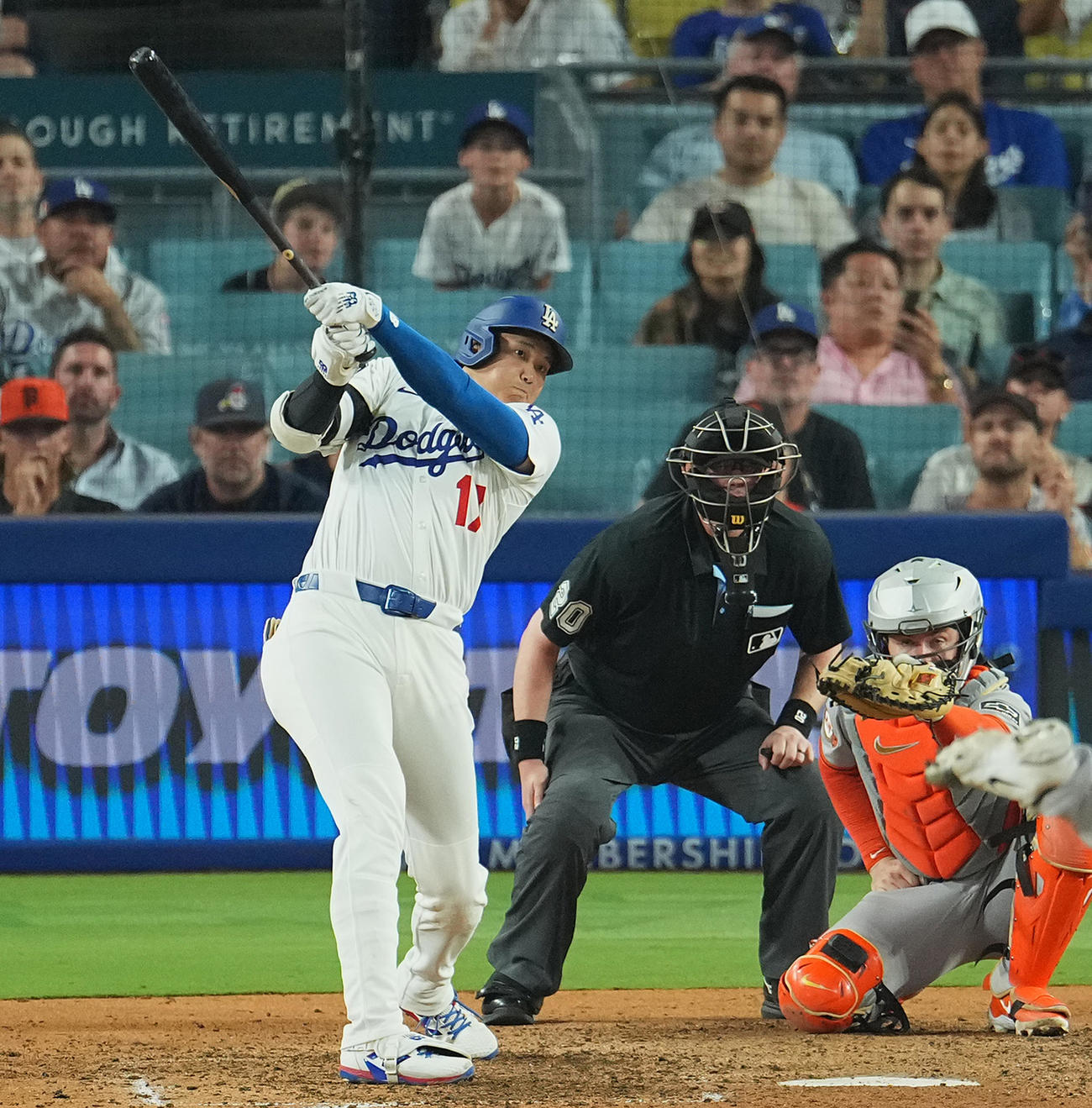ドジャース対ジャイアンツ　8回裏ドジャース1死、中二塁打を放つ大谷（撮影・菅敏）