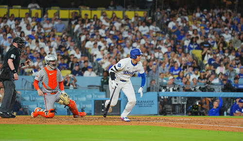 ドジャース対ジャイアンツ　3回裏ドジャース1死一塁、ニゴロに倒れる大谷（撮影・菅敏）