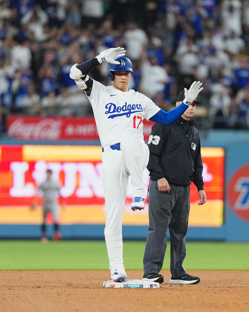 ドジャース対ジャイアンツ　6回裏ドジャース1死一塁、右二塁打を放ち、塁上でポーズをとる大谷（撮影・菅敏）